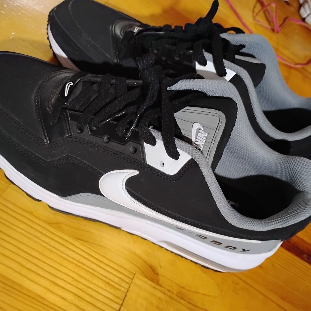 Nike Men's Black and Gray Sneakers